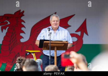 Max Boyce reads a verse during homecoming celebrations for Tour De France 2018 winner Geraint Thomas. Stock Photo