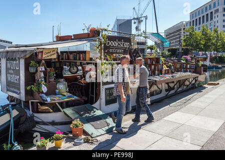 'Word on the Water', the London Bookbarge on Regent's Canal at King's Cross, London, UK Stock Photo