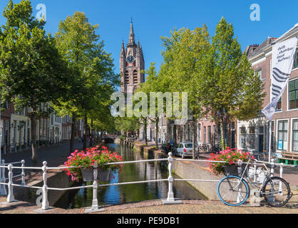 Canal view towards the leaning tower of the  historic 14th century Oude Kerk (Old Church), Delft, Zuid-Holland (South Holland), Netherlands Stock Photo