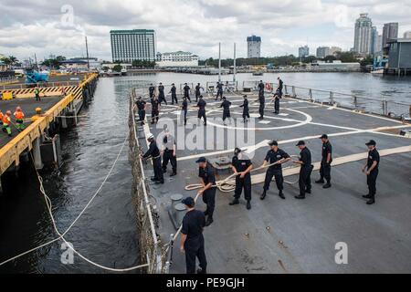 151116-N-XM324-152 MANILA, Philippines (Nov. 16, 2015) Sailors heave mooring lines as the Arleigh Burke-class guided-missile destroyer USS Fitzgerald (DDG 62) arrives in Manila. Fitzgerald is on patrol in the 7th Fleet area of operation in support of security and stability in the Indo-Asia-Pacific. (U.S. Navy photo by Mass Communication Specialist 3rd Class Patrick Dionne/Released) Stock Photo