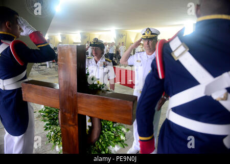 RIO DE JANEIRO (Nov. 24, 2015) – Carrier Strike Group NINE Commander Rear Adm. Lisa Franchetti (left) and Brazilian Read Adm. Luiz Correa, commander of the Brazilian Marine Corps, salute Brazilian soldiers during a wreath-laying ceremony at the Brazilian World War II memorial as part of UNITAS Atlantic. UNITAS 2015, the U.S. Navy's longest running annual multinational maritime exercise, is part of the Southern Seas deployment planned by U.S. Naval Forces Southern Command/U.S. 4th Fleet. This 56th iteration of UNITAS is conducted in two phases: UNITAS Pacific, hosted by Chile, Oct. 13-24, 2015  Stock Photo