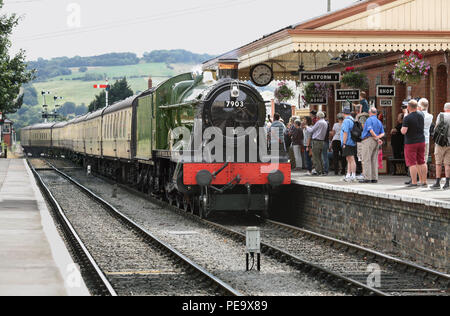 Steam enthusiasts fill platform 1 at Toddington station on the Gloucestershire Warwickshire Railway as a train to Broadway arrives. Stock Photo