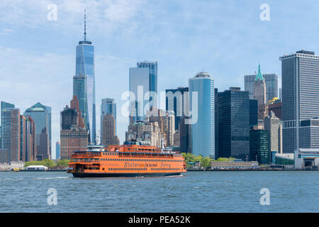 Staten Island Ferry sailing towards Lower Manhattan in New York City Stock Photo