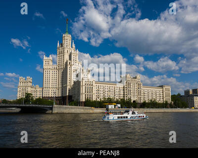 Moscow, Russia - May 12. 2018. Boat on Moskva River opposite house on Kotelnicheskaya Embankment Stock Photo