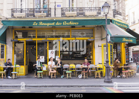 People enjoying afternoon drinks at Le Bouquet des Archives brasserie in the Marais district of Paris, France. Stock Photo