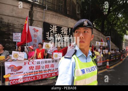 Hong Kong, CHINA. 14th Aug, 2018. Policeman stand guard outside FCC-Foreign Correspondence Club as pro-China supporters jeer at Hong Kong pro-independence ativist, CHAN Ho-tin of HONG KONG NATIONAL PARTY were given a chance to speak at the CLUB advocating political idea of Hong Kong independence in spite of sharp criticism from Chinese authority. Aug-14, 2018 Hong Kong.ZUMA/Liau Chung Ren Credit: Liau Chung Ren/ZUMA Wire/Alamy Live News Stock Photo