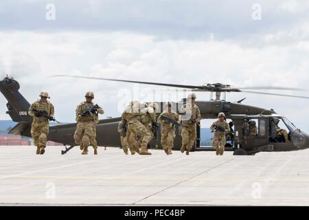 Soldiers from the 10th Mountain Division (LI) perform an air assault demonstration for President Donald J. Trump during a visit to Fort Drum, New York, on August 13. The demonstration was part of President Trump's visit to the 10th Mountain Division (LI) to sign the National Defense Authorization Act of 2019, which increases the Army's authorized active-duty end strength by 4,000 enabling us to field critical capabilities in support of the National Defense Strategy. (U.S. Army photo by Sgt. Thomas Scaggs) 180813-A-TZ475-007 Stock Photo