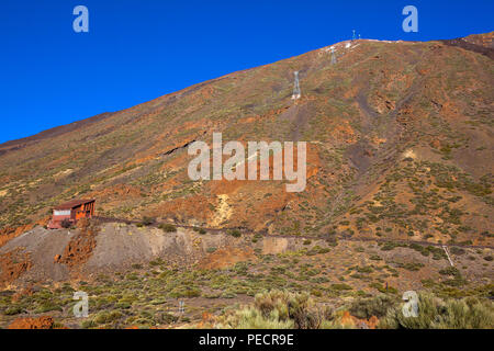 Cable car, or telerific, at Teide National Park, Parque nacional del Teide. The volcanic Mount Teide, or Pico del Teide, Tenerife, Canary Islands - at Stock Photo