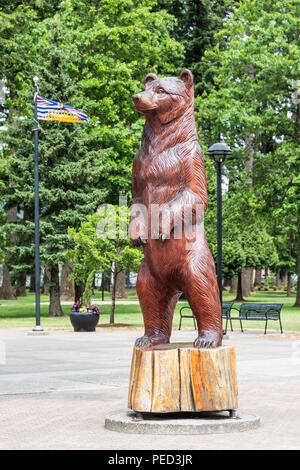 Wood carving of a bear on display in the town of Hope, British Columbia, Canada Stock Photo