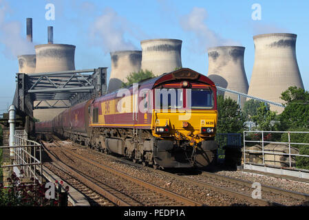 66201 passes Ferrybridge Power station on 2.6.11 Stock Photo