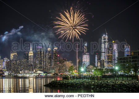 Fireworks over New York City skyline Stock Photo: 33501480 - Alamy