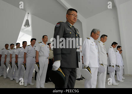 150804-N-ZQ784-020 PEARL HARBOR (August 04, 2015) Japanese service members assigned to the Japan Ground Self-Defense Force and Japanese sailors assigned to Japan Maritime Self-Defense Force helicopter destroyer JS Hyuga (DDH 181), destroyer JS Ashigara (DDG 178) and amphibious tank landing ship JS Kunisaki (LST 4003) bow their heads to pay respect during a wreath-laying ceremony at the USS Arizona Memorial during a scheduled port visit at Joint Base Pearl Harbor-Hickam. The ceremony was meant to pay respect to those who lost their lives during the attack on Pearl Harbor, Dec. 7, 1941. The JDMS Stock Photo