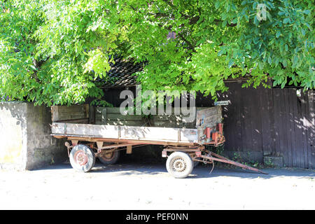 Charrette vintage tractor trolley wood parked Geschnitzter Traktor mit Hänger in Wittesheim Europe Stock Photo