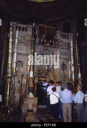 INTERIOR-CAPILLA DEL ANGEL O DE LA RESURECCION-FIELES ENTRANDO A LA CAPILLA. Location: IGLESIA DEL SANTO SEPULCRO, JERUSALEM, ISRAEL. Stock Photo