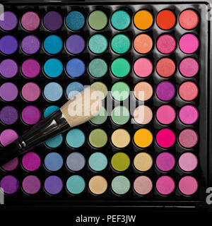 Alsjeblieft kijk Ashley Furman te binden Make-up brush on colorful eyeshadow palette Stock Photo - Alamy