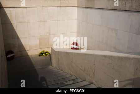 Multiple lists of fallen soldiers on exterior of Menin Gate in Ypres Stock Photo