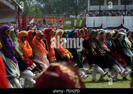 Kashmir. 15th August, 2018.  Kashmiri Muslim school girl dressed in traditional outfits sing during , 72nd India's Independence celebrations Day at Cricket Stadium Credit: sofi suhail/Alamy Live News Stock Photo