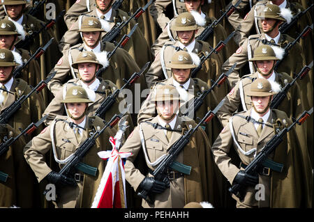 Warsaw, Poland. 15th Aug, 2018. Soldiers take part in the Great Independence Military Parade in Warsaw, Poland, on Aug. 15, 2018. Polish Army should be modernized and better equipped and the country's defense spending should grow to 2.5 percent of GDP, Polish President Andrzej Duda said on Wednesday during Polish Armed Forces Day celebrations in Warsaw. Credit: Jaap Arriens/Xinhua/Alamy Live News Stock Photo