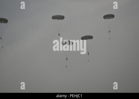 Italian paratroopers jumping into drop zone 'Alzey',near Alzey, Germany, Aug. 24, 2015. This airborne operation was part of Exercise Swift Response 15 ( U.S. Army Photos by Erich Backes, TSC Baumholder/released) Stock Photo