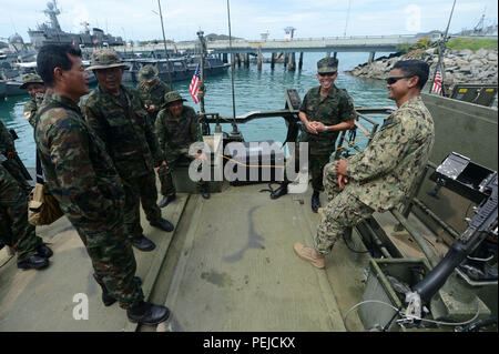 1507 N Fn215 054 Sattahip Thailand Aug 27 15 Chief Hospital Corpsman Simailara Sok Assigned To Coastal Riverine Squadron 4 Talks With Members Of The Royal Thai Navy Riverine Patrol Regiment During Cooperation Afloat Readiness And