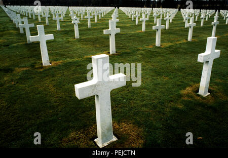 Oise-Aisne WWI American cemetery. 1985 The Oise-Aisne American Cemetery and Memorial is an American military cemetery in northern France. Plots A through D contains the graves of 6,012 American soldiers who died while fighting in this vicinity during World War I, 597 of which were not identified, as well as a monument for 241 Americans who were missing in action during battles in the same area and whose remains were never recovered. The Oise-Aisne American Cemetery and Memorial lies one and a half miles east of Fère-en-Tardenois, Aisne, Picardy, France and about 14 miles (23 km) northeast of C Stock Photo