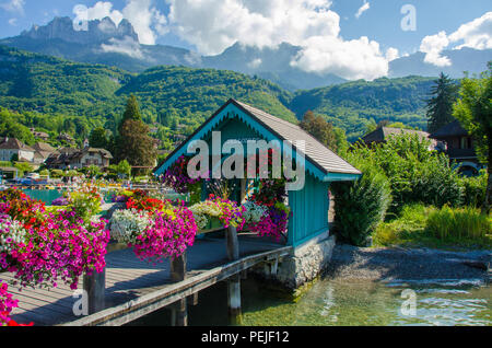 Picturesque Canal In Annecy, France Wallpapers And Images ... Desktop  Background