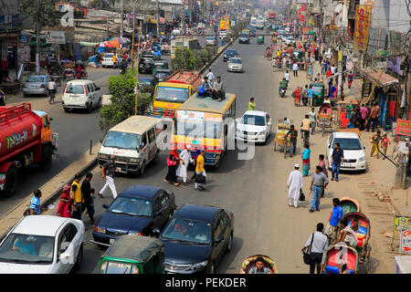 Pedestrians cross a busy road putting their lives at risk. Dhaka, Bangladesh Stock Photo