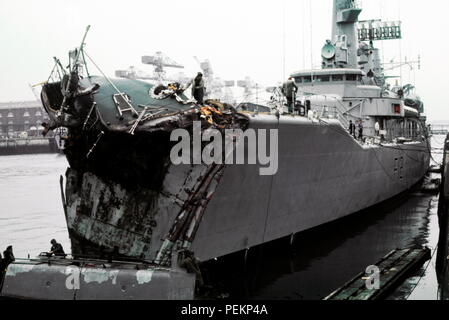 AJAXNETPHOTO.  13TH NOVEMBER, 1975. PORTSMOUTH, ENGLAND. - CRUNCH! - PICTURED ALONGSIDE AT THE NAVAL BASE DOCKYARD WITH 14 FEET OF HER BOW SMASHED; THE GP LEANDER CLASS FRIGATE HMS ACHILLES (2500 TONS). THE FRIGATE COLLIDED WITH LIBERIAN OIL TANKER OLYMPIC ALLIANCE 1 MILES S.E. OF DOVER NEAR VARNE LIGHTSHIP ON NIGHT OF 12/13 NOV 1975. THREE CREWMEN ON ACHILLES WERE INJURED. PHOTO:JONATHAN EASTLAND/AJAX REF:401279 1 Stock Photo