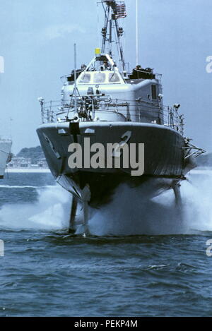 AJAXNETPHOTO. 22ND JUNE, 1971. SOLENT, ENGLAND. - CANARD HYDROFOIL - U.S. NAVY'S STATE OF THE ART FLYING HYDROFOIL PROTOTYPE USS TUCUMCARI POWERED BY WATER JET DRIVEN BY BRITISH BRISTOL PROTEUS GAS TURBINE AT 40 KNOTS DURING A DISPLAY IN THE SOLENT. PHOTO:JONATHAN EASTLAND/AJAX REF:602653 Stock Photo