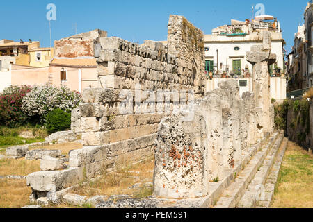 Italy Sicily Syracuse Siracusa Ortygia Largo XXV Luglio ruins pillars columns Temple of Apollo 6th century BC BCE Stock Photo