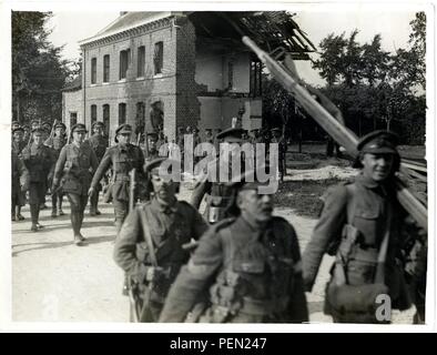 London Territorials on the march [Estaires La Bass u00e9e Road, France]. Photographer  H. D. Girdwood. Stock Photo