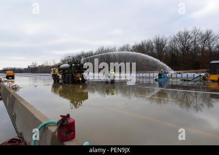 220th Combat Engineers support flood relief efforts with the Missouri ...
