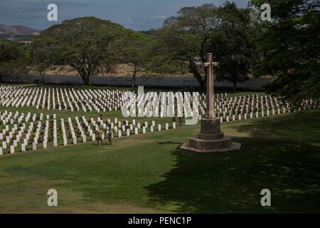 Australian, U.S., British and Papua New Guinean service members visit the Bomana War Cemetery, Papua New Guinea, Sept. 27, 2015, to pay remembrance to fallen service members from WWII. The cemetery is home to over 13,000 service members who fought to prevent the Japanese Empire from taking Papua New Guinea in WWII. The U.S. service members are with Bravo Company, 9th Engineer Support Battalion, III Marine Expeditionary Force. The Australian service members are with 3rd Combat Engineer Regiment, Royal Australian Army. The British soldiers are with the Engineer Corps, British Royal Army. The Pap Stock Photo