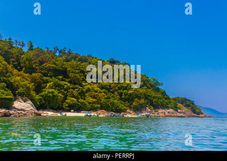 Overview of Rawa beach (Pulau Rawa), near Perhentian Kecil in Malaysia. Surrounded by rocks and forest, Rawa beach is a popular snorkelling... Stock Photo