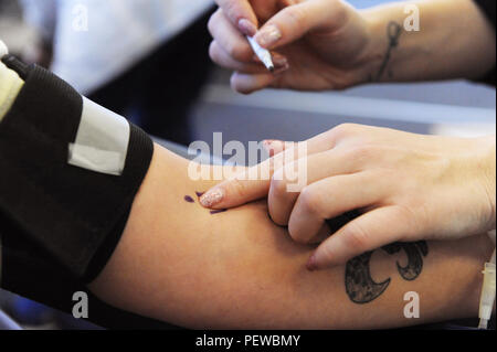 https://l450v.alamy.com/450v/pewbmy/a-collection-specialist-with-the-american-red-cross-marks-a-donors-arm-as-part-of-the-donation-process-during-a-blood-drive-at-whiteman-air-force-base-mo-jan-13-2016-the-blood-donation-is-a-four-step-process-registration-medical-history-and-mini-physical-followed-by-the-donation-each-donation-of-1-pint-can-contribute-to-saving-up-to-three-lives-us-air-force-photo-by-tech-sgt-miguel-lara-iii-pewbmy.jpg