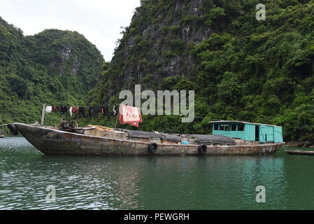 Cua Van, Vietnam. 01st Aug, 2018. A ship at the Cua Van floating village, in Halong Bay, Vietnam. Cua Van is the largest floating village in Halong Bay, with a population of around 600 individuals, who living mainly by fishing. Credit: Jorge Sanz/Pacific Press/Alamy Live News Stock Photo