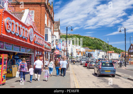 holidaymakers on Foreshore rd at scarborough beach south bay beach scarborough uk yorkshire north yorkshire scarborough england uk gb europe Stock Photo