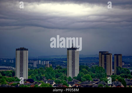 Glasgow, Scotland, UK. 18th August, 2018. UK Weather:Black and gray sky as storm Ernesto is due over the town as overnight rain is forecast through the day.No sky colour with  any sense of perspective comes from the city’s buildings as the sun fails to appear overhead. The north  towers in Scotstoun are the foreground of the towers south of the Clyde river stretching into the distance towards the hills outside the city.  Gerard Ferry/Alamy news Credit: gerard ferry/Alamy Live News Stock Photo