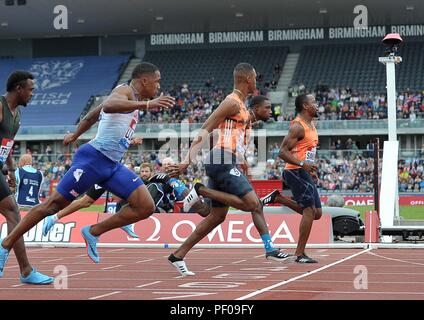 Birmingham, UK. 18th August 2018. Akani Simbine (RSA, right) wins the first heat of the mens 100m, beating Chijindu Ujah (GBR, left) and Zharnel Hughes (GBR). Muller Grand Prix Birmingham. Diamond league. Alexander Stadium. Perry Bar. Birmingham. UK. 18/08/2018. Credit: Sport In Pictures/Alamy Live News Stock Photo