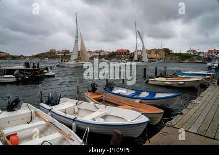 Tjorn Island Sweden. 18th Aug 2018. People crowd around key