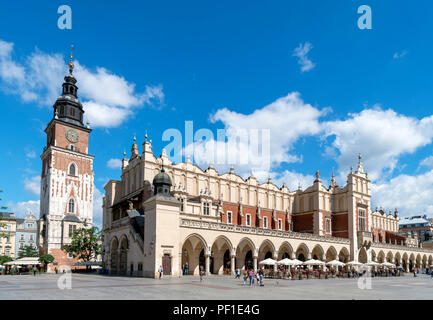 Krakow Old Town. Town Hall Tower (Wieża ratuszowa) and Cloth Hall (Sukiennice) in the Main Square ( Rynek Główny ), Kraków, Poland Stock Photo