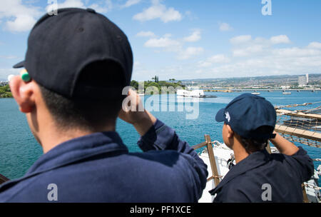 160222-N-GR718-052 PACIFIC OCEAN (FEB. 22, 2016) Sailors aboard amphibious transport dock ship USS New Orleans (LPD 18) render honors as they pass the USS Arizona Memorial while preparing to dock Hawaii. More than 4,500 Sailors and Marines from Boxer Amphibious Ready Group and the 13th Marine Expeditionary Unit (13th MEU) are conducting sustainment training off the coast of Hawaii in preparation for entering the U.S. 5th and 7th Fleet areas of operations. (U.S. Navy Photo by Mass Communication Specialist 3rd Class Chelsea D, Daily/Released) Stock Photo