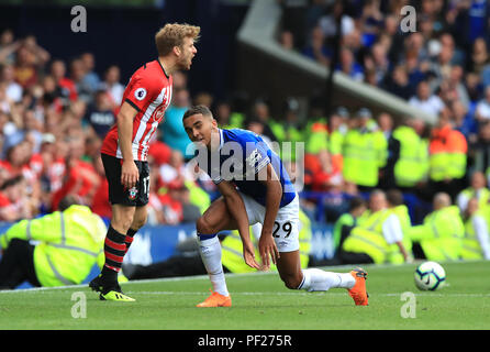 Southampton's Stuart Armstrong (left) and Everton's Dominic Calvert-Lewin (right) battle for the ball during the Premier League match at Goodison Park, Liverpool. PRESS ASSOCIATION Photo. Picture date: Saturday August 18, 2018. See PA story SOCCER Everton. Photo credit should read: Peter Byrne/PA Wire. RESTRICTIONS: No use with unauthorised audio, video, data, fixture lists, club/league logos or 'live' services. Online in-match use limited to 120 images, no video emulation. No use in betting, games or single club/league/player publications. Stock Photo