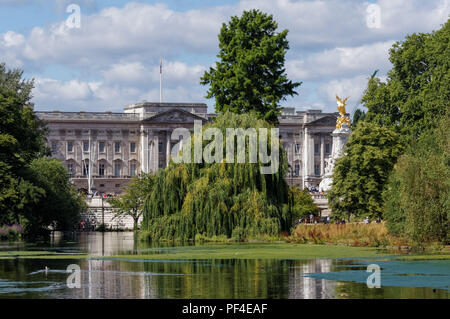 St. James's Park with Buckingham Palace in London, England United Kingdom UK Stock Photo
