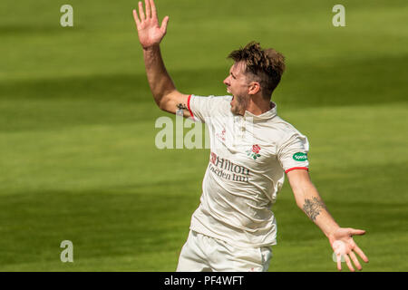 London, UK. 19 August 2018. Tom Bailey bowling for Lancashire against Surrey on day one of the Specsavers County Championship game at the Oval. David Rowe/Alamy Live News Stock Photo