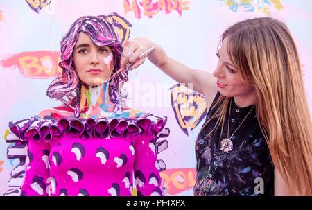 Beverly Hills, California, USA. 18th Aug, 2018. Artist ALEXA MEADE paints her model, STEPHANIA SANQUIZ, outside the Paley Center for Media during BOLD, Beverly Hills Open Later Days. Ms. Meade creates art that combines aspects of two and three-dimensions by painting the bodies of models who are then merged into a pre-painted background. Credit: Brian Cahn/ZUMA Wire/Alamy Live News Stock Photo