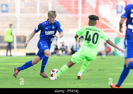 Marco Thiede (KSC) in duels with Linton Maina (Hanover 96). GES/Football/DFB-Pokal: Karlsruher SC - Hanover 96, 19.08.2018 Football/German Cup: Karlsruher SC - Hanover 96, Karlsruhe, August 19, 2018 | usage worldwide Stock Photo