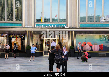 Louis Vuitton Retail Store Facade Front Entrance Fifth Avenue, NYC Stock Photo: 89843310 - Alamy