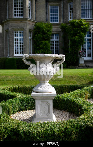 Landscape design manicured box hedge garden triangular arrangement ...