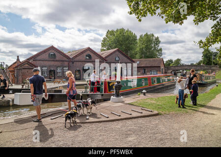 Hatton locks on the Grand Union Canal, near Warwick, Warwickshire, England, UK Stock Photo